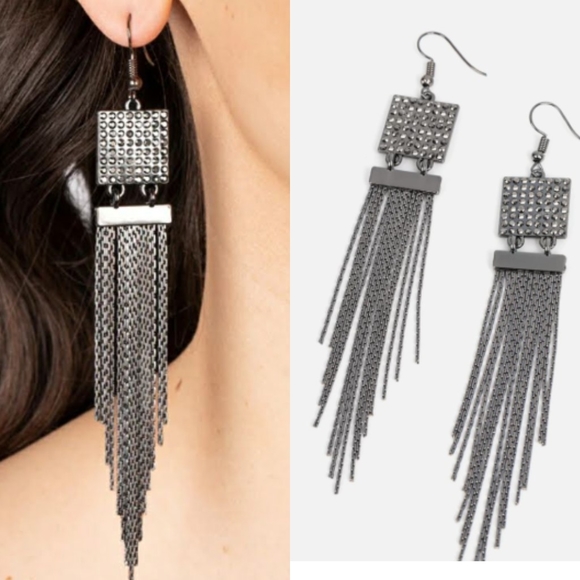🔥 1DAY FLASH SALE PRICE GUNMETAL AND GRAY RHINESTONE FRINGE EARRINGS - Picture 1 of 1